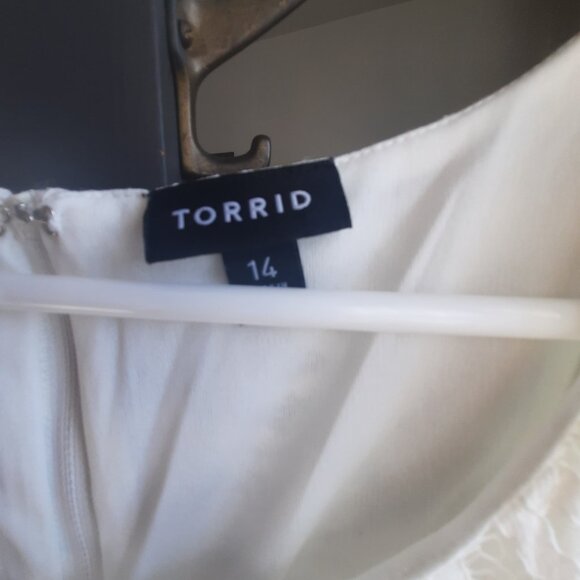 Fitted Torrid lace dress with flare skirt, fully lined, knee length, romantic - Picture 8 of 9